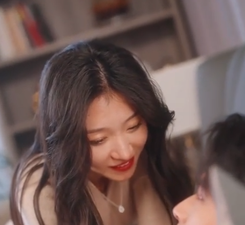 Ibu Tiri Cantik Membalikkan Seluruh Keluarga