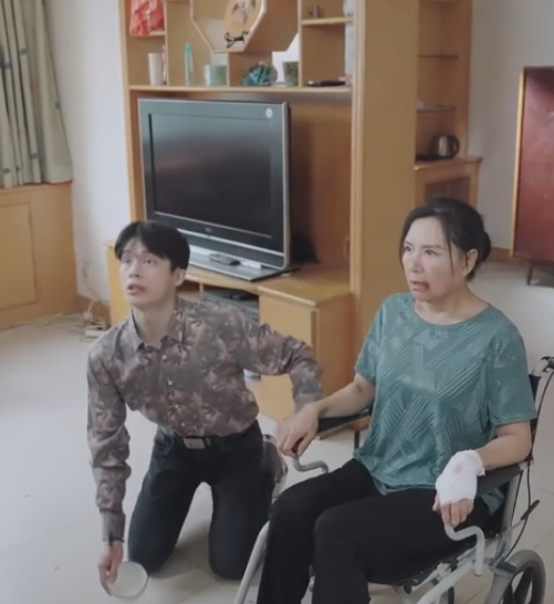 Pria Tampan Menahan Diri