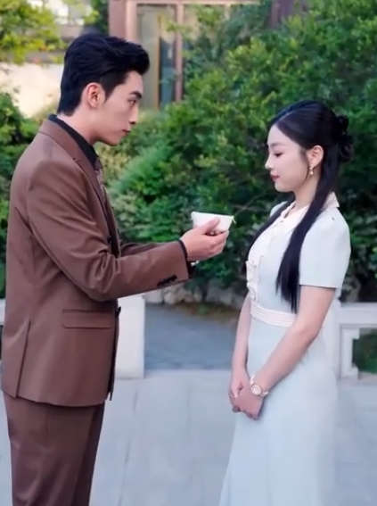 Istri Manis Sembunyikan Status